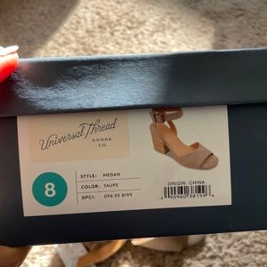 UNIVERSAL THREAD SHOES SIZE 8